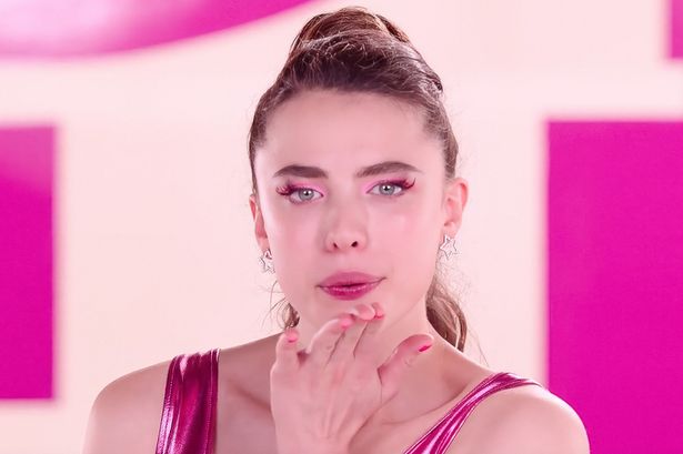 スーを演じたのは、若手スターを多数輩出している『ワンハリ』で注目を浴びたマーガレット・クアリー