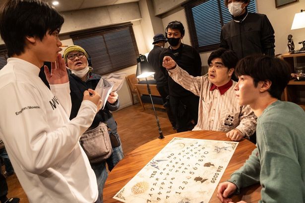 【写真を見る】渡辺翔太の“吸収力”に中田秀夫監督も驚愕！撮影現場の模様を密着レポート