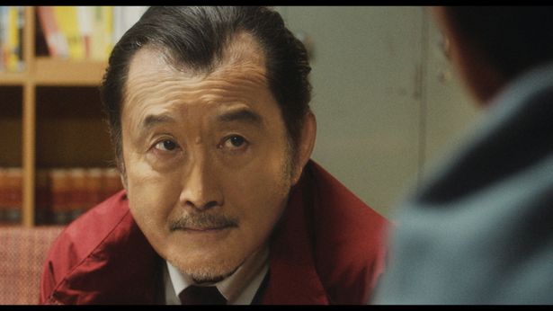 吉田鋼太郎が芸能事務所社長の藤吉清役を好演