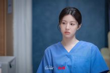 借金返済のために働く、やる気のない医師オ・イヨンを演じるコ・ユンジョン(「いつかは賢いレジデント生活」)