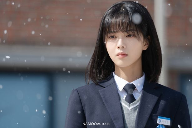 「魔女-君を救うメソッド-」で呪われた運命から逃れるように孤独に生きる主人公パク・ミジョンを演じるノ・ジョンウィ