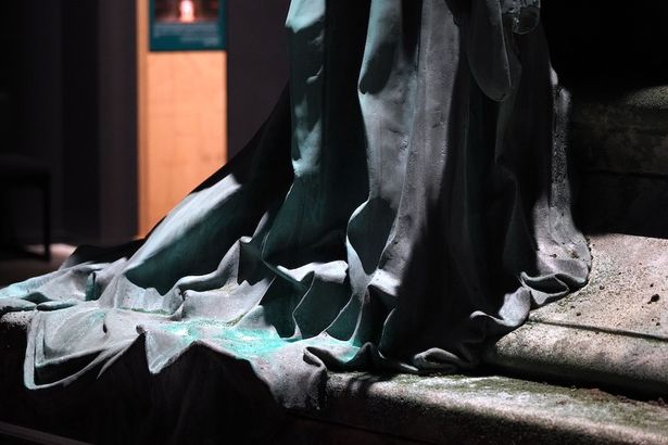 布のようなデザインを彫刻で再現