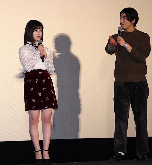 【写真を見る】橋本環奈、超ミニスカートで登場！ちりばめられた花柄もキュート