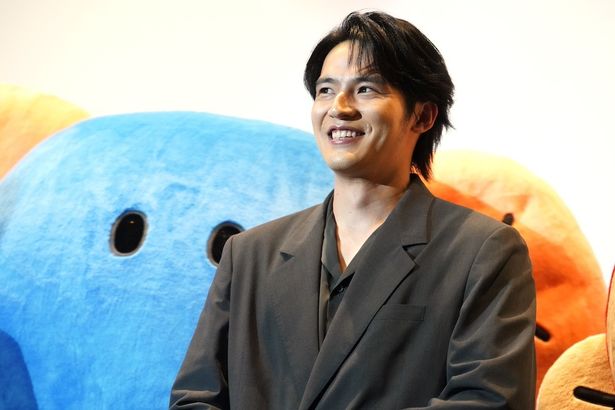 会場を見渡し笑顔になる水上