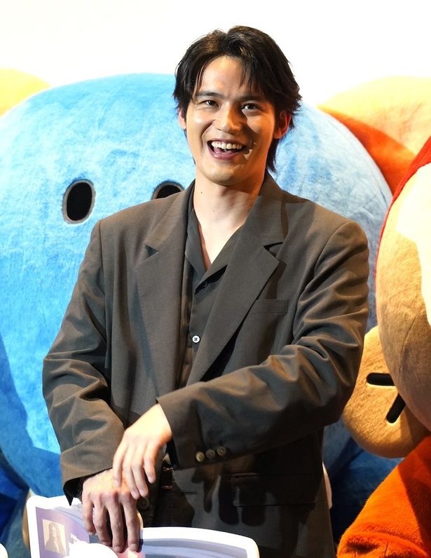 松田に声援を送るファンの様子を見てニコニコ