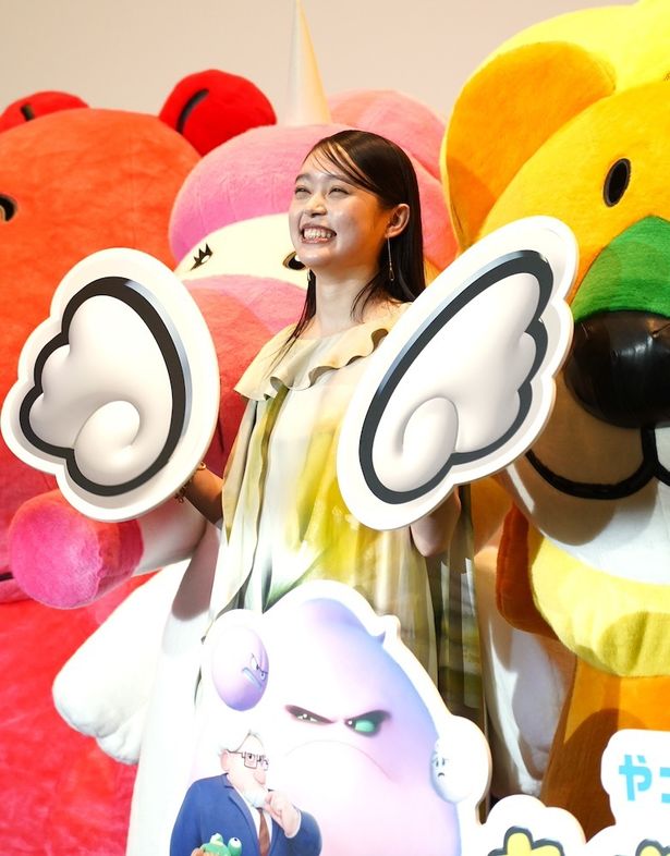  フォトセッションではぺがさすちゃんの羽を手に