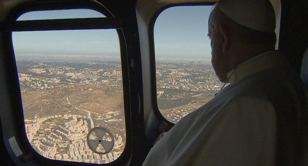 飛行機に乗って地球を飛び回る(『旅するローマ教皇』)
