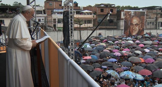 あらゆる問題に耳を傾け、現地の人々と出会い、対話しようとする(『旅するローマ教皇』)