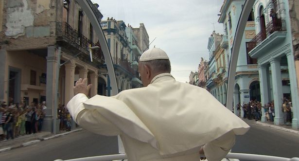 人々の熱狂ぶりから“ロックスター教皇”と呼ばれることも(『旅するローマ教皇』)