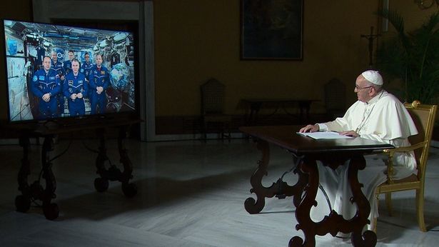 国際宇宙ステーションとテレビ電話をつないで宇宙飛行士らと交信(『旅するローマ教皇』)