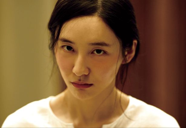 【写真を見る】乱れた髪と少し赤くなった頬をのぞかせるミジュ