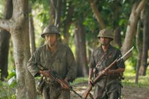 米軍に向かって険しい表情で突き進む上官の山下と新兵の安慶名