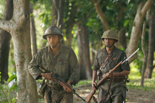 米軍に向かって険しい表情で突き進む上官の山下と新兵の安慶名