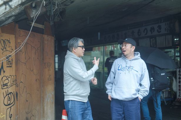 撮影中も話は止まらず。約30年振りの邂逅にして充実のインタビューとなった