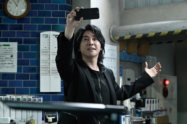 【写真を見る】「次のスピーカーは僕です」と不敵な笑みを浮かべる鈴木。堂々たる初主演を務めた大森元貴