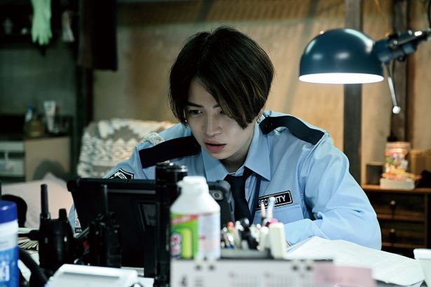 『#真相をお話しします』の警備員・桐山(菊池風磨)は、かつて一流商社の営業マンだったが借金を抱え…