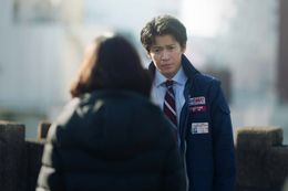 DMAT指揮官の結城(小栗旬)がテレビ局の記者、上野(桜井ユキ)と対峙する