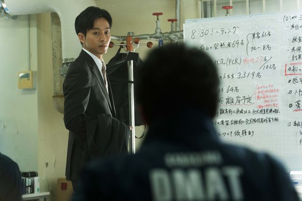 【写真を見る】厚労省の立松役を演じる松坂桃李ほか、豪華キャストが出演！