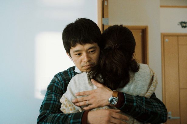 DMATの隊員、真田(池松壮亮)が家族と抱き合う