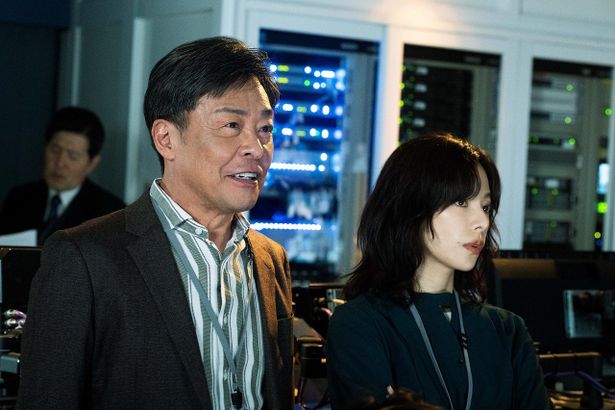 テレビ局の記者、上野(桜井ユキ)と上司の轟(光石研)