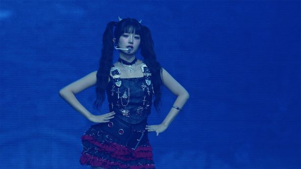 クールな表情を浮かべるレイ
