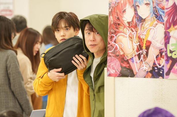 【写真を見る】萌が参加する同人イベント、コミックカーニバルにいる誠と大地