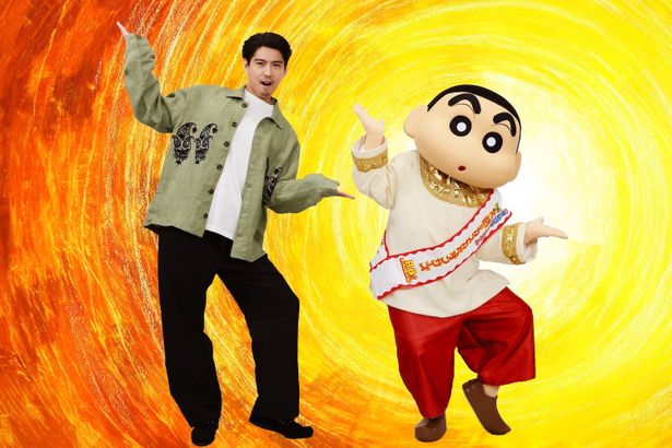 しんのすけと並んでポーズをきめる賀来賢人