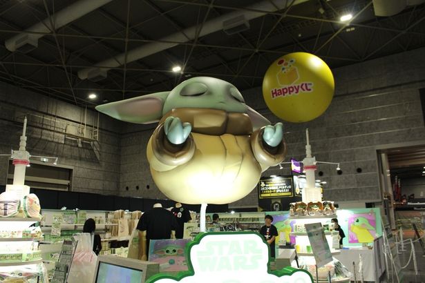巨大な「マンダロリアン」のグローグーが目立つショップ