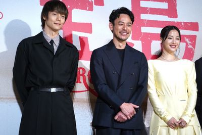 映画『宝島』(9月19日公開)の完成報告会見に登壇した主演の妻夫木聡、共演の広瀬すず、窪田正孝