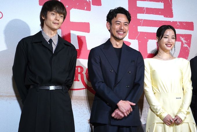 映画『宝島』(9月19日公開)の完成報告会見に登壇した主演の妻夫木聡、共演の広瀬すず、窪田正孝