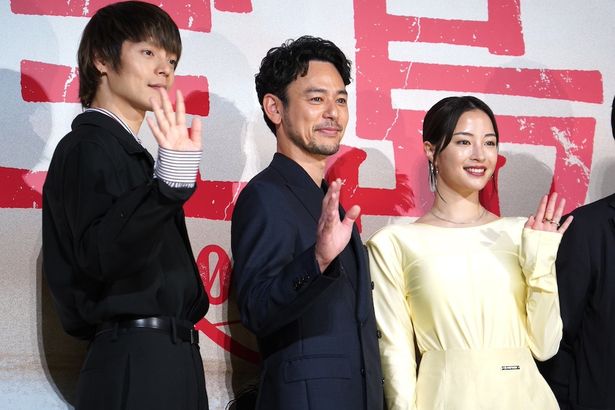 【写真を見る】映画『宝島』(9月19日公開)の完成報告会見で手を振る妻夫木聡、広瀬すず、窪田正孝