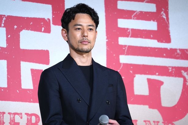 笑顔で会場を見渡す妻夫木