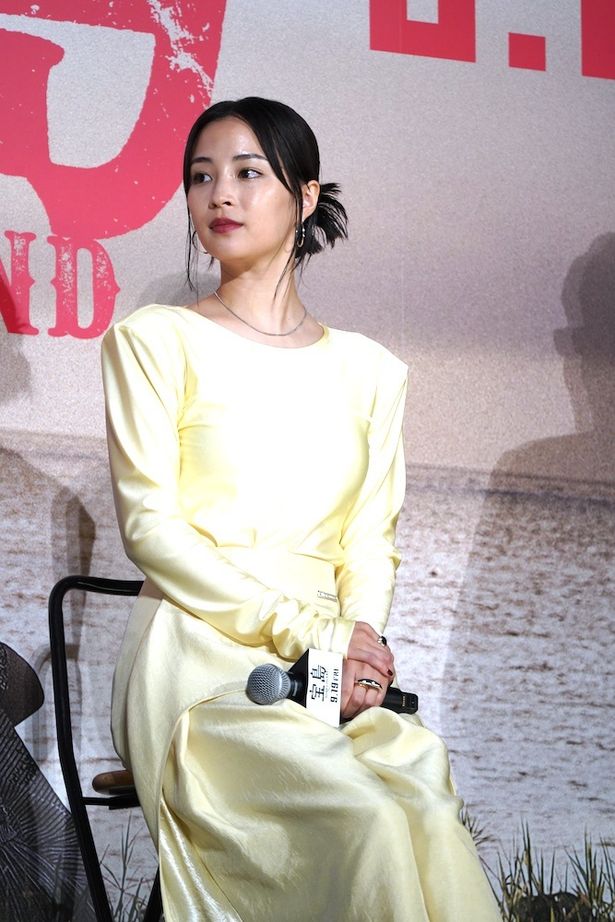 共演者のコメントに耳を傾ける広瀬