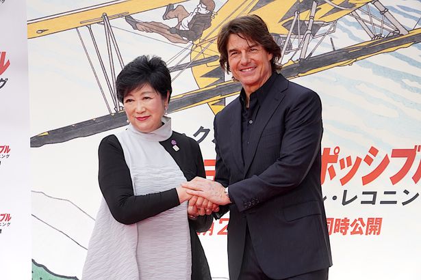小池百合子東京都知事とトムが握手！