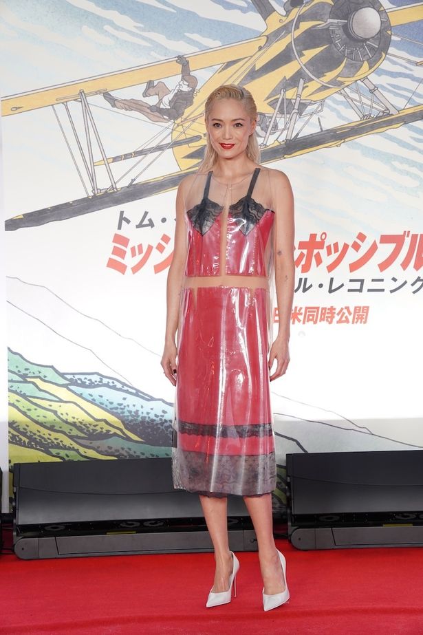 【写真を見る】ポム・クレメンティエフの大胆なドレス姿にファンから大歓声が上がった！