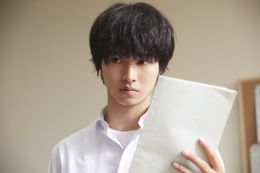 省エネ主義の高校生・奉太郎を演じる山崎賢人。知的な雰囲気に惹かれる！