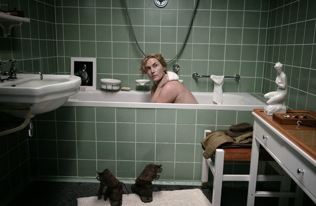 【写真を見る】ケイト・ウィンスレットがリー・ミラーを演じ、伝説の報道写真とされる“ヒトラーの浴室”を完全再現