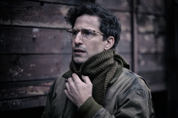 アメリカの「LIFE」誌のフォトジャーナリスト兼編集者、デイヴィッド・E・シャーマン(アンディ・サムバーグ)