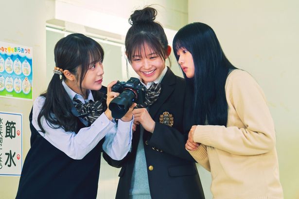 【写真を見る】『見える子ちゃん』とコラボしたBABYMONSTER主題歌「Ghost」リリックビデオが公開！