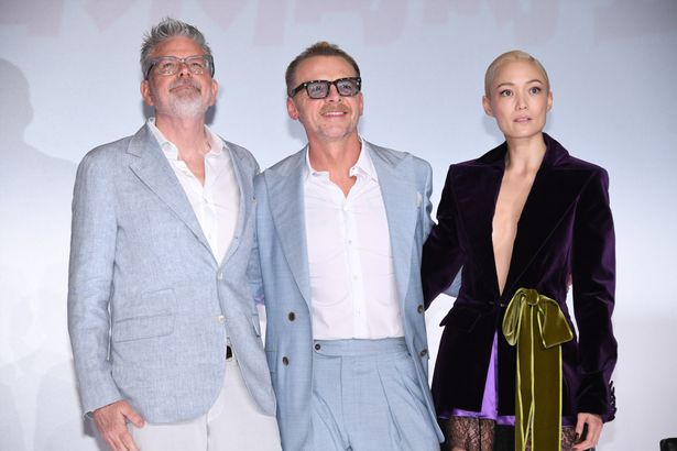 クリストファー・マッカリー監督とサイモン・ペッグ、ポム・クレメンティエフ