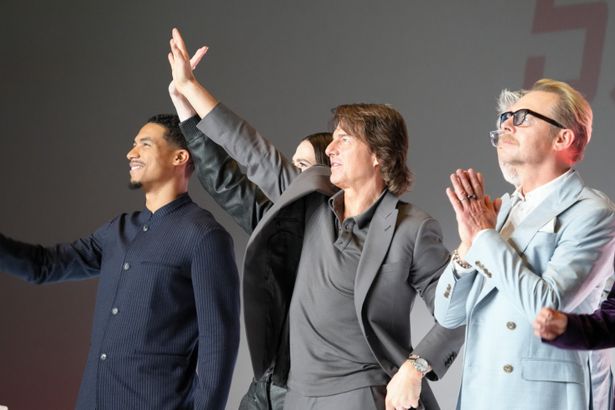 【写真を見る】最後まで笑顔でファンサを続ける、トム・クルーズの“神対応”