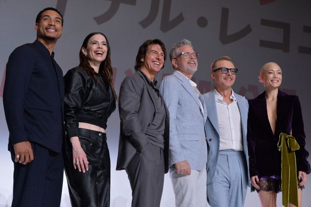 笑顔で記者会見に登壇！