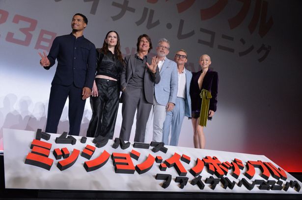 笑顔で記者会見に登壇！