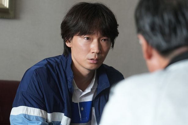 【写真を見る】史上最悪の“殺人教師”薮下誠一役を演じる綾野剛