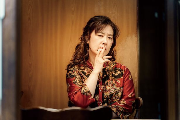 名取裕子演じる真司の母親