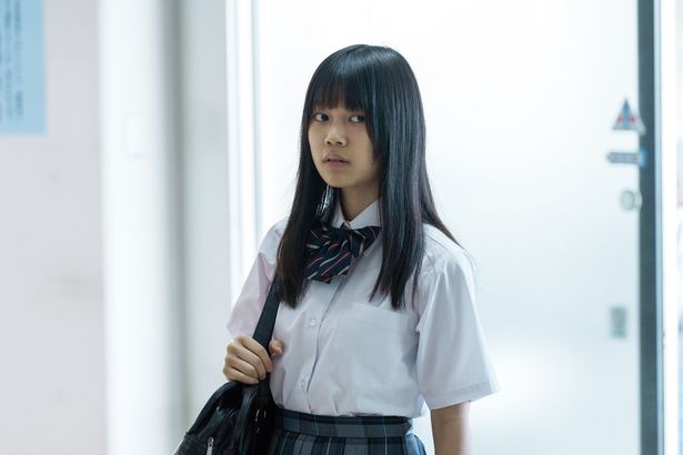 毎日拘置所を訪れる女子高生、佐知(川口真奈)