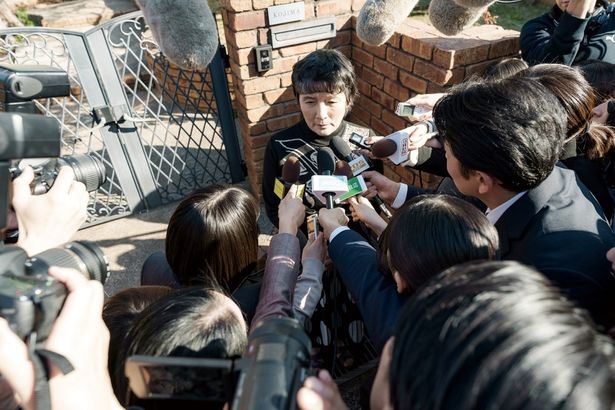 高史の母は、殺人犯の親としてマスコミの追及を受けることに