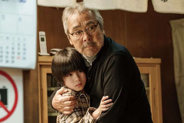 真司の叔父、星田(寺尾聰)と息子の和真(三浦綺羅)