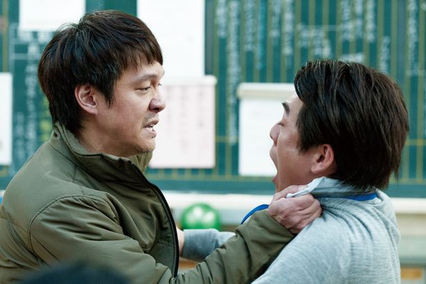 息子がイジメを受けていることを知った真司は教師を問い詰めるが…