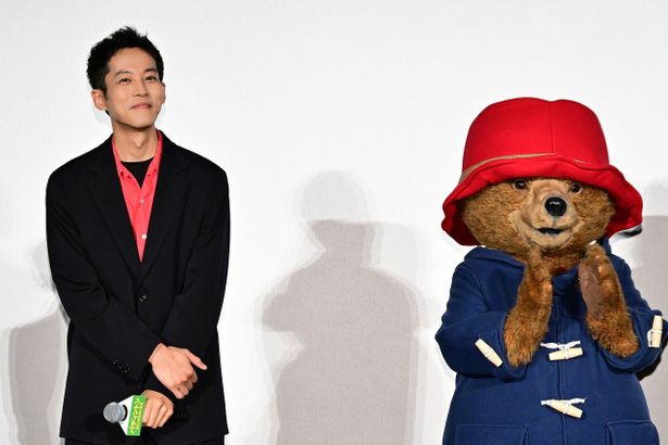 【写真を見る】松坂桃李とパディントンとのほのぼの2ショット